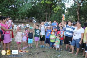 Entrega de juguetes en comunidad Las Uvitas, Chalatenango