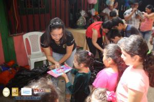 Entrega de juguetes en la comunidad Agua Zarca de Chalatenango