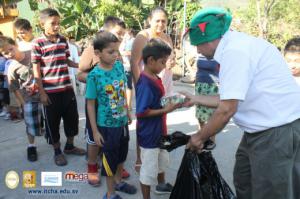 Entrega de juguetes en El Chuptal, Chalatenango