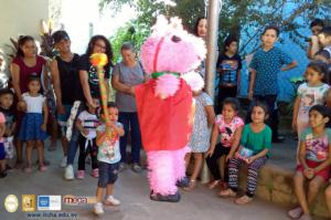 Entrega de juguetes y quiebra de piñatas en cas. Calle Nueva